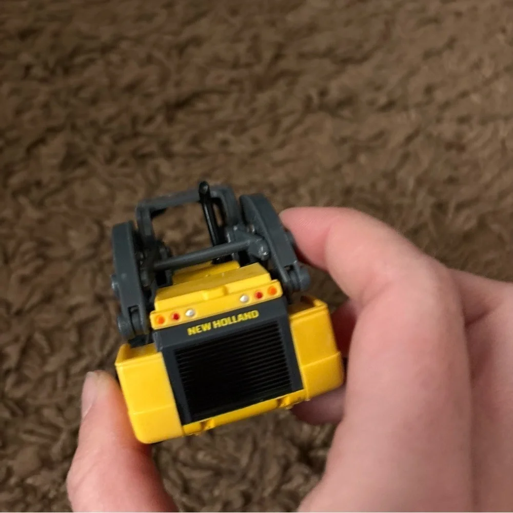 ERTL New Holland L230 Skid Steer Toy - 1:32 Scale Front Bucket